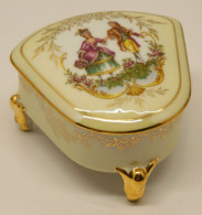 -JOLIE ANCIENNE BOITE BONBONNIERE PORCELAINE LIMOGES Marquis Marquise 3 Pieds  E - Limoges (FRA)