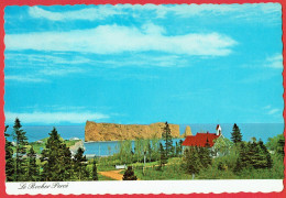 Percé - Vue Du Rocher Et De La Petite église Au Toit Rouge - View Of The Rock And The Small Church With The Red Roof - Percé