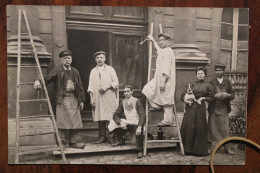 1910's Carte Photo Groupe De Personnes Dont Peintre Artisan Maison Bourgeoise ? Hôtel ? Femme Avec Chien - Craft
