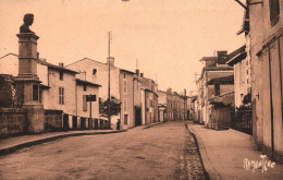 Mauzé - Rue Et Monument à L'explorateur René Caillé - Mauze Sur Le Mignon