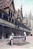 BEAUNE, L HOTEL DIEU, LA COUR D HONNEUR ET LES SOEURS HOSPITALIERES PUISANT DE L EAU A LA FONTAINE COULEUR REF 8211 POU - Santé