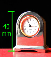 Très Belle Pendulette Miniature De Table Insérée Dans 1 Bloc Métal Chromé/inox Quartz Fonctionne Hauteur 4cm Pile Neuve - Horloge: Antiek