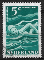Plaatfout Groen Vlekje Op De Bovenarm In 1948 Kinderzegels 5 + 3 Ct Blauwgroen NVPH 509 PM 16 - Abarten Und Kuriositäten