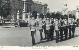 Postcard United Kingdom > England > Buckinghamshire Buckingham Palace Guards Change - Buckinghamshire