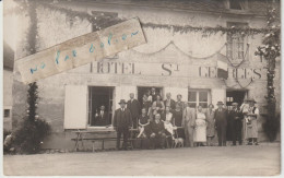 Un Groupe Dont Mme LEVY Kate Qui Pose Devant L'Hôtel St GEORGES à Localiser ( Carte Photo à Destination De Montrouge  ) - Zu Identifizieren