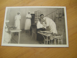 CPA - Hôpital Ecole - Société De Secours Aux Blessés Militaires - Consultation De Médecine - 1918 - SUP  (HA 36) - Santé