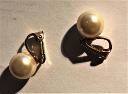 Ancienne Paire De Boucles D'oreilles à Clipser En Plaqué Or Et Boules Pierre écrue - Boucles D'oreilles