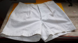 SHORT BLANC DE LA MARINE NATIONALE  DE L'ARMEE FRANCAISE , FABRICATION FRANCAISE A TOULON ,TAILLE 9 L  MILITAIRE SOIT 42 - Equipement