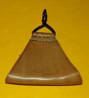 TRIANGLE EN CUIR POUR MAINTIEN DU BRELAGE EN CUIR DE L'ARMEE  FRANCAISE . FABRICATION FRANCAISE , VOIR PHOTO  . POUR TOU - Equipement