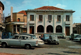 Delcampe - CPM - VALREAS - La Poste (Parking Voitures) - Edition J.Cellard - Valreas