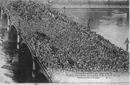 Londres, Fêtes De La Victoire (Thames) Victory Festivities In London - The Crowd On The Westminster's Bridge - River Thames