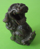 OKIMONO  置き物 - Bronze Patiné Chien Accroupi Gueule Ouverte - Période Meiji (fin XIXe Siècle) - 40 X 25 X 50 Mm - 139 G - Art Asiatique