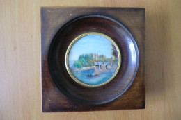 Ancienne Peinture Miniature Paysage Avec Personnages Sur Une Barque Sur L'eau Et Un Pont - - Radierungen