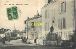 86 Charroux, La Poste N° 2, Directeur Devant La Porte, Affranchie 1913 - Charroux