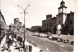 ITALIA . CARPI (modena) - Piazza, Animata Con Auto, Viag.1965, For. Grande -  2020 B-181 - Carpi