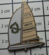 SP15 Pin's Pins : Rare Et Belle Qualité / BATEAUX / VOILIER F276 HAUTE NORMANDIE REGATE COURSE AU LARGE - Sailing, Yachting