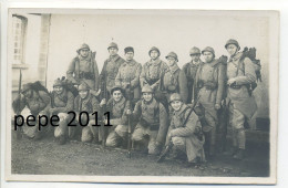 Carte Photo Militaria  - Groupe De Militaires Sous-officier, Soldats  - Armés De Fusils - Uniformes N° 93 Et 13 - Uniforms