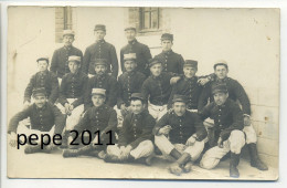 Carte Photo Militaria  - Groupe De  Soldats, Sous-Officier (Caporal) - Uniformes N°85 Et 285 - Uniformes