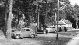 Malesherbes * Automobile Renault 4cv RENAULT , Une Auberge Dans Les Rochers * Commerce Autos - Malesherbes