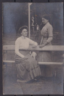 CARTE PHOTO IDENTIFIEE  **THERESE Et LOUISE DE BONINGHE ( Flandres ) Avec CHIEN FOX ** - MODE FIN 1800 - Old (before 1900)