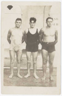 Cpa Carte-photo 3 Jeunes Hommes En Maillot De Bain, Nageurs / Natation  (SPO) - Zwemmen