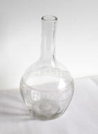 ANCIENNE CARAFE BOUTEILLE EN VERRE TAILLÉ / GRAVÉ - JOLI DECOR - VINTAGE H:26cm / ART DE LA TABLE (0401.6) - Carafes