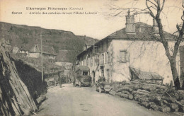 15 - CANTAL - CARLAT - Arrivée Des Autobus Devant L'hôtel Laborie - L'Auvergne Pittoresque - 10059 - Carlat