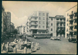 VX067 - VELLETRI ROMA - FONTANA DEL BERNINI E PIAZZA CAIROLI - ANIMATA AUTO CAR AUTOBUS CAMION 1950 CIRCA - Velletri