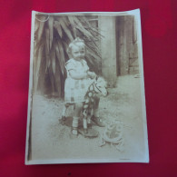 PHOTO ENFANT ET VIEUX JOUET - Objects