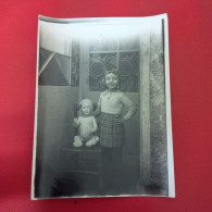 PHOTO ENFANT ET VIEUX JOUET POUPEE - Objects