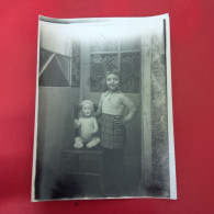 PHOTO ENFANT ET VIEUX JOUET POUPEE - Objets