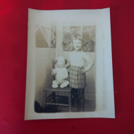 PHOTO ENFANT ET VIEUX JOUET POUPEE - Objects