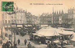 Valenciennes * La Place , Un Jour De Marché * Foire Marchands - Valenciennes