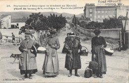 Ethnologie - Paysannes D'Auvergne Au Marché (à Côté De L'Ecole Normale D'Institutrices, Clermont) - Europe