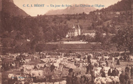 Béost * Jour De Foire , Le Château Et L'église * Marché Aux Bestiaux * Villageois - Andere & Zonder Classificatie