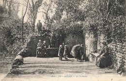 Lescar * Un Coin Du Village Et La Fontaine * Enfants Villageois - Lescar