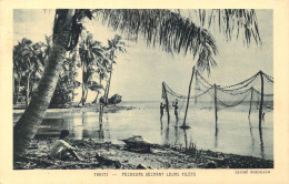 FRANCE - Polynésie Française - Tahiti - Pêcheurs Séchant Leurs Filets - Carte Postale Ancienne - Polynésie Française