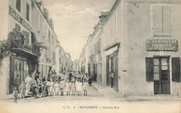 Navarrens * Grande Rue * Café COUSTE * A. BARTHECOY Pharmacien Pharmacie * Enfants Villageois - Autres & Non Classés