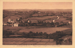 Espelette * Vue Du Village , L'église Et Le Château Féodal - Espelette