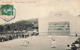 Les Pyrénées , Pays Basque * Jeu De Pelote * Sport Chistera - Andere & Zonder Classificatie