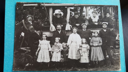 Carte Photo Groupe Devant Une Voiture Hippomobile , Rare , éditeur Bouhours Vincennes - Nahverkehr, Oberirdisch