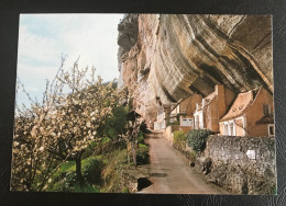 LES EYZIES Laugerie Basse, Maison Troglodytes Sur Le Chemin De La Grotte Du « Grand Roc » - Les Eyzies