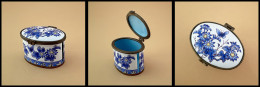 Distributeur De Roulettes. Modèle En Porcelaine à Décor De Fleurs Bleues, Cerclage Bronze, L.60, H.38mm. - TB - Stamp Boxes