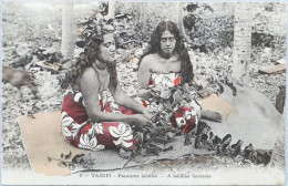 C. P. A. : TAHITI :  Farniente Tahitiien, A Tahitian Farniente : 2 Jeunes Filles Assise Sur Une Natte - Tahiti