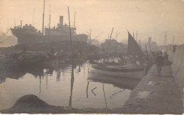 Carte Photo - Bateaux à Quai - Bords Dentelés - Daté 1932 - Carte Postale Ancienne - Photographs