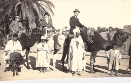 Carte Photo - Touristes Sur Des Chameaux Avec Les Autochtones -  Carte Postale Ancienne - Photographs