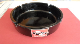 CENDRIER   RED AND WHITE TEAM   FORMULE 1    **** RARE  A  SAISIR **** - Ashtrays