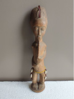 Statuette Baoulé Roi Côte D'Ivoire Avec Grande Barbichette, Coquillages Sur Les Jambes, Cuir Au Niveau De Sa Chevelure. - Afrikanische Kunst