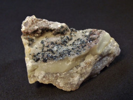 Hematite On Quarz  ( 4 X 2.5 X 1.5 Cm ) Le Faymont - Val D'Ajol - Vosges - France - Minéraux