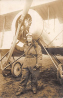 23-P-MAS-2660 : CARTE-PHOTO. PILOTE ET SON AVION - Aviateurs